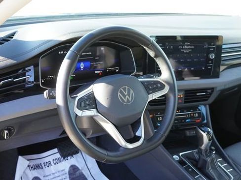 Used 2025 Volkswagen Jetta SE FWD image 17