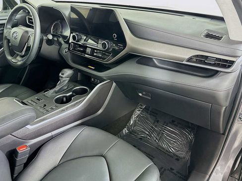 Used 2024 Toyota Highlander XLE image 28