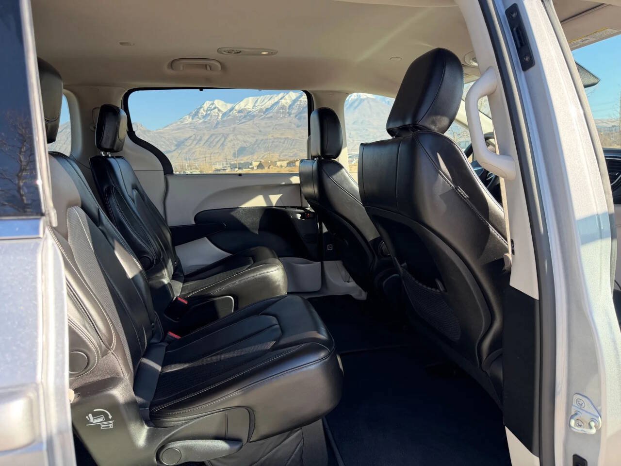 Used 2020 Chrysler Voyager Lxi FWD image 16