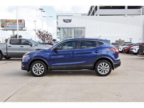Used 2020 Nissan Rogue Sport SV image 3