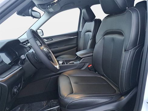 Certified 2024 Jeep Grand Cherokee Limited w/ Black Appearance Package image 15