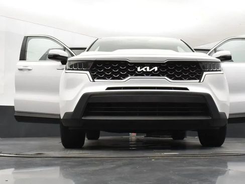 Used 2023 Kia Sorento LX image 11