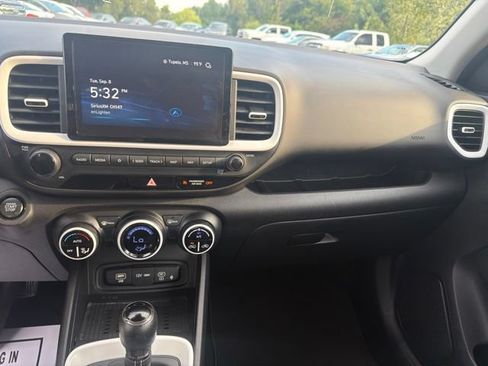 Used 2024 Hyundai Venue Limited FWD image 14