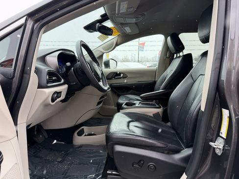 Used 2022 Chrysler Pacifica Touring-L image 14