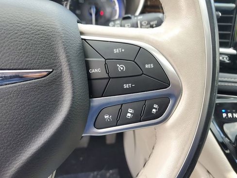 Used 2021 Chrysler Pacifica Limited w/ Uconnect Theater Family Group image 23