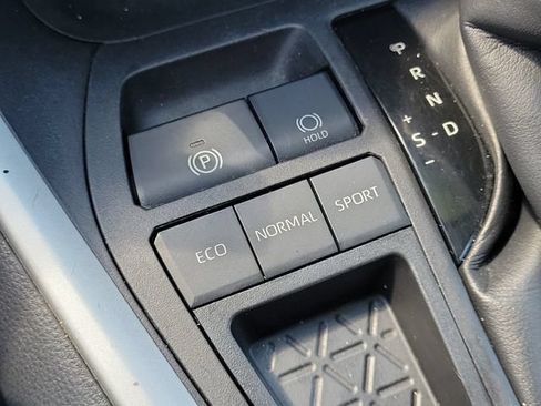 Used 2022 Toyota RAV4 XLE w/ Convenience Package FWD image 28