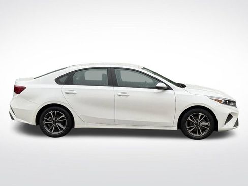 Used 2023 Kia Forte LXS w/ LXS Technology Package FWD image 2