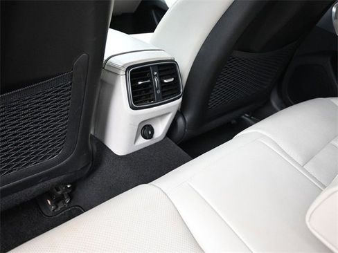 Used 2022 Genesis G70 2.0T image 23