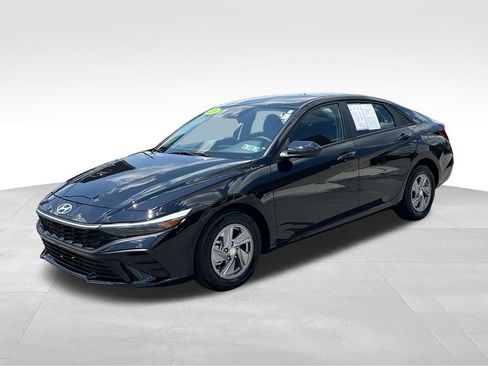 Used 2026 Hyundai Elantra SE FWD image 3