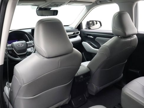 Certified 2024 Toyota Highlander XLE image 20