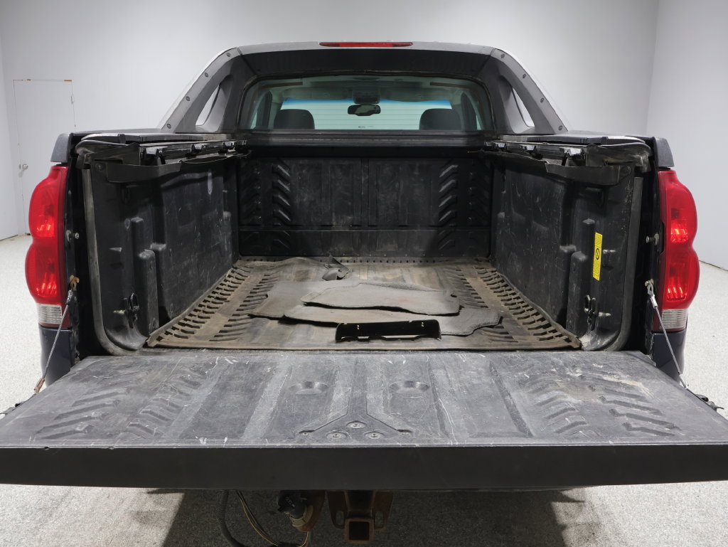 Used 2004 Chevrolet Avalanche 4x4 w/ Preferred Equipment Group image 17