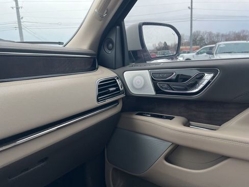 Used 2022 Lincoln Navigator Reserve image 18
