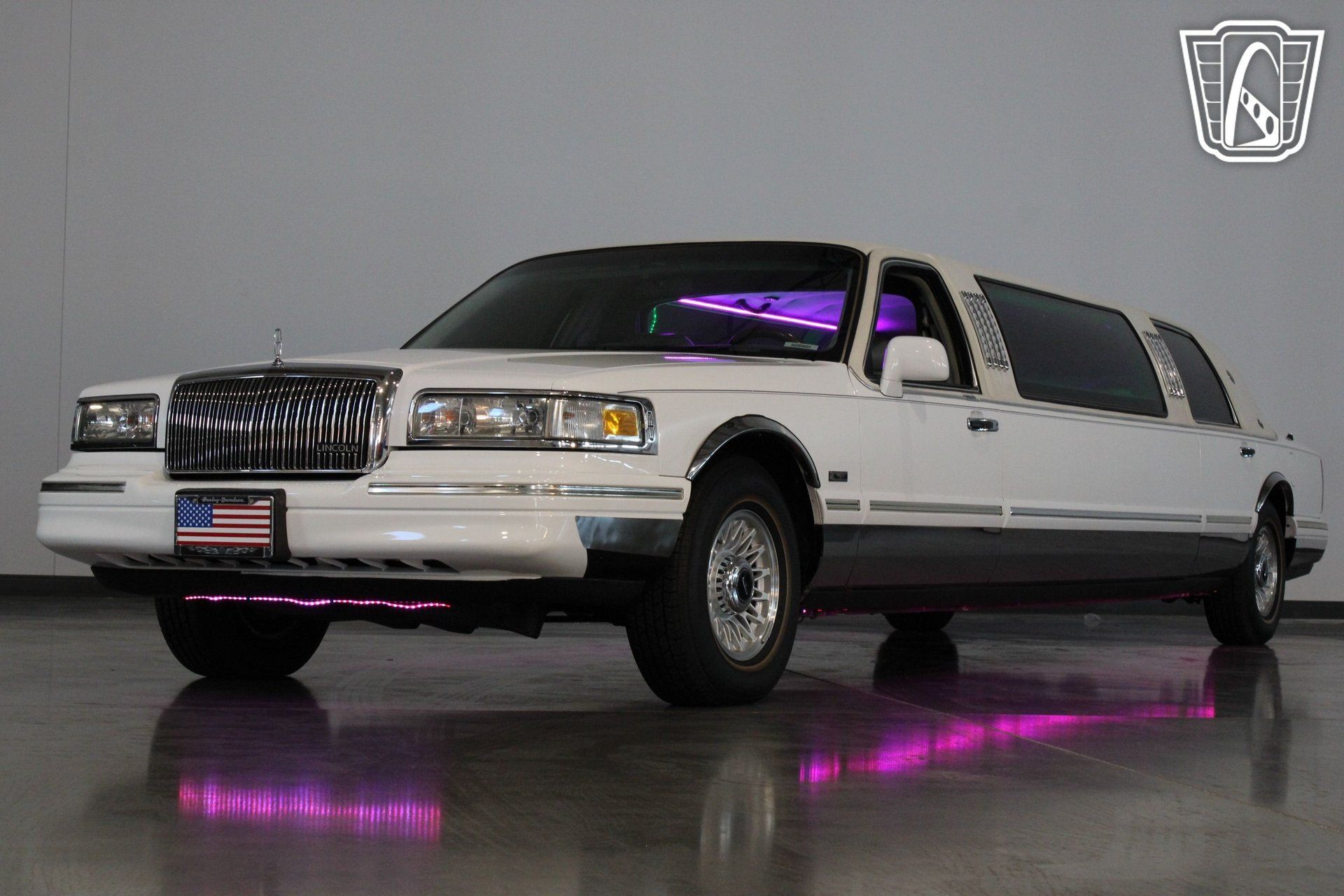 Used 1996 Lincoln Town Car Executive RWD image 4