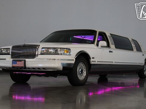Used 1996 Lincoln Town Car Executive image 5