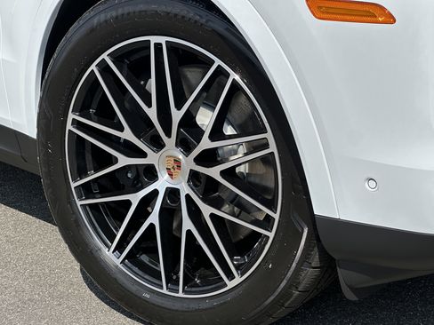 Certified 2025 Porsche Cayenne E-Hybrid Coupe AWD/4WD image 14