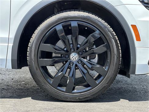 Used 2018 Volkswagen Tiguan SEL Premium w/ R-Line Package AWD/4WD image 31