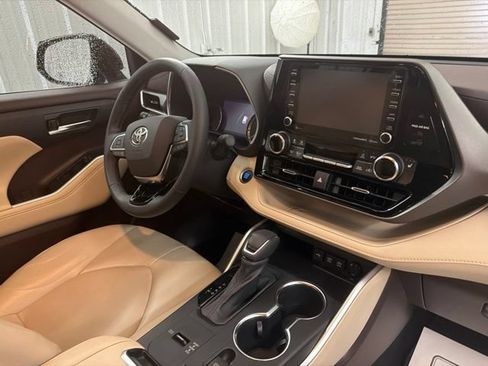 Used 2021 Toyota Highlander XLE FWD image 23