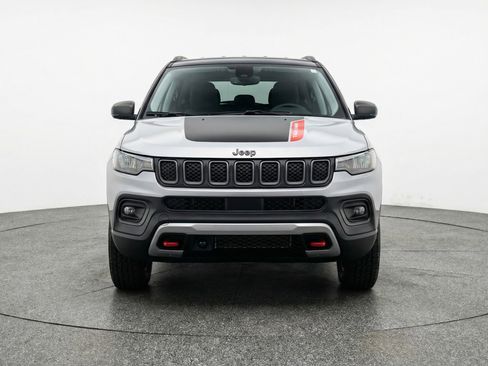 Used 2025 Jeep Compass Trailhawk image 2