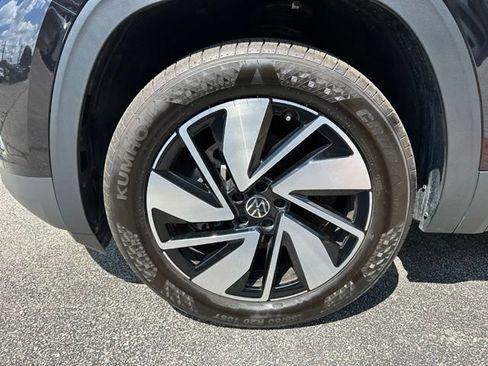 Certified 2025 Volkswagen Atlas SE FWD image 9