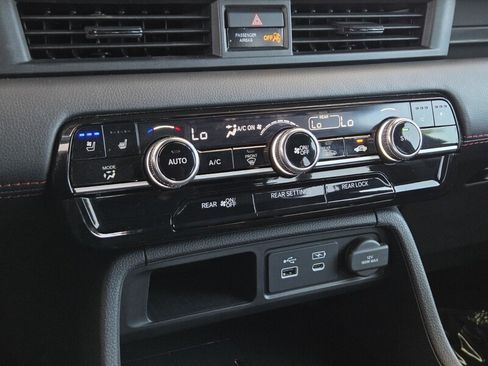 Used 2025 Honda Pilot Black Edition image 33