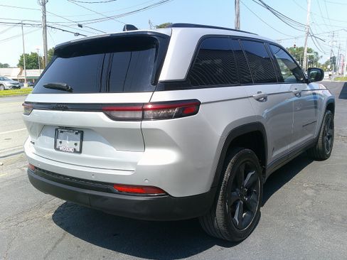 Used 2023 Jeep Grand Cherokee Altitude AWD/4WD image 9
