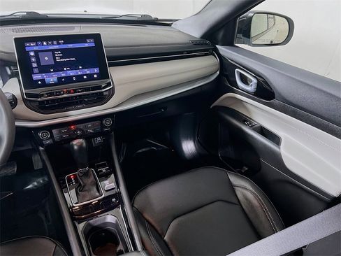 Used 2025 Jeep Compass Limited image 21