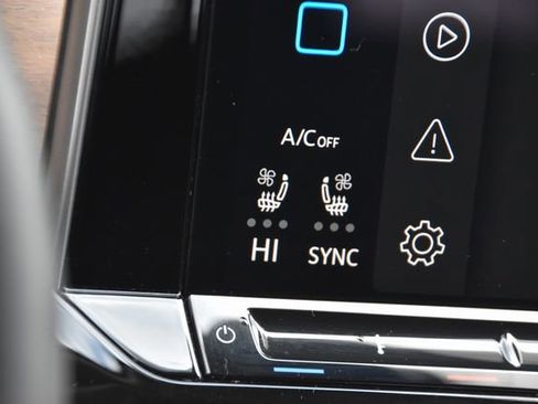 Used 2025 Volkswagen Atlas SE image 34