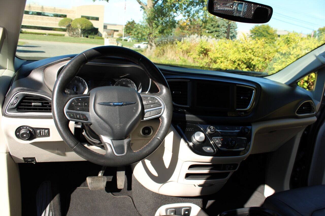 Used 2020 Chrysler Pacifica Touring-L FWD image 30