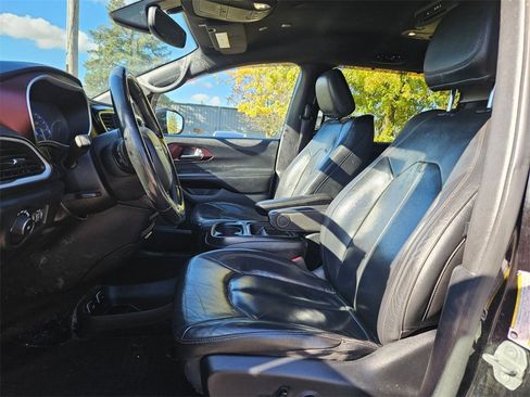 Used 2020 Chrysler Pacifica Touring-L image 12