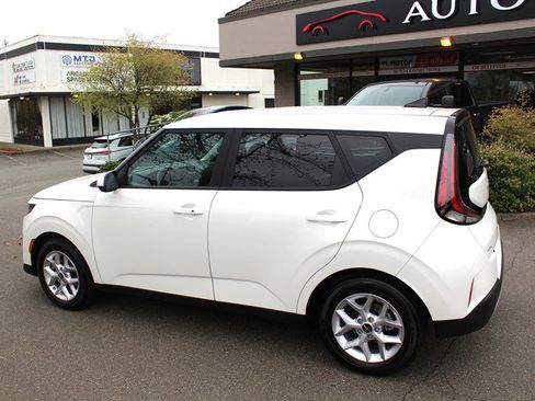 Used 2023 Kia Soul S FWD image 3
