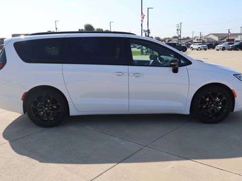 Used 2025 Chrysler Pacifica Limited FWD image 4