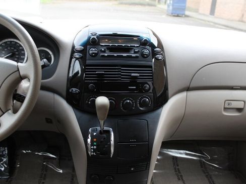 Used 2004 Toyota Sienna LE w/ LE Pkg 7 FWD image 14