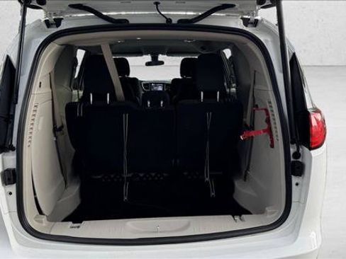 Used 2022 Chrysler Voyager LX FWD image 8