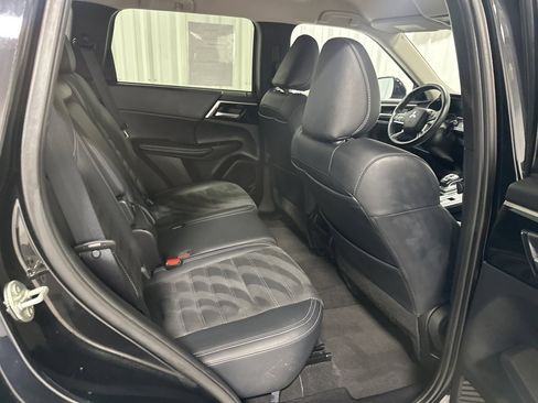 Used 2024 Mitsubishi Outlander AWD image 25