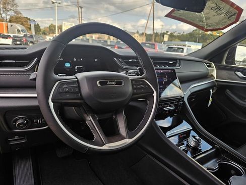 New 2025 Jeep Grand Cherokee L Limited image 13