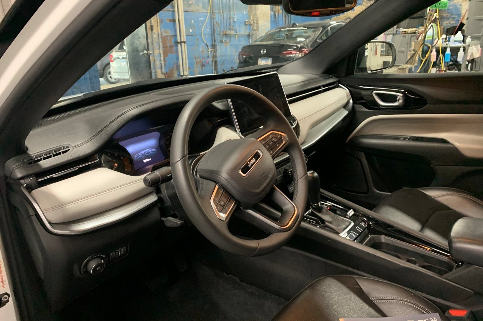 Used 2025 Jeep Compass Limited AWD/4WD image 9