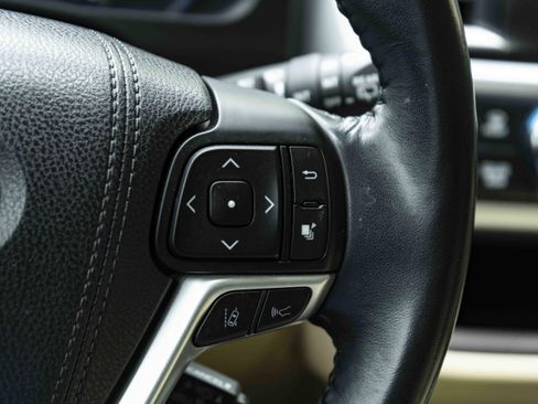 Used 2018 Toyota Highlander XLE image 22