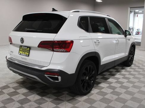 Used 2022 Volkswagen Taos SE w/ Panoramic Sunroof Package FWD image 12