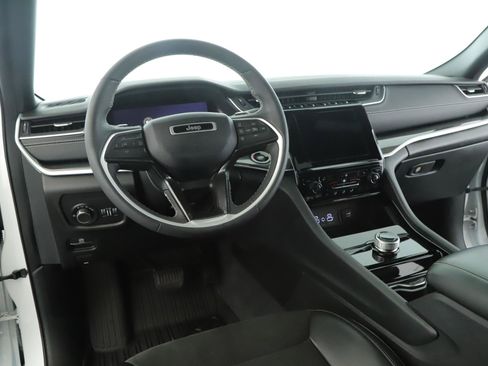 Used 2023 Jeep Grand Cherokee Altitude AWD/4WD image 2