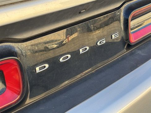 Used 2019 Dodge Challenger SXT image 5