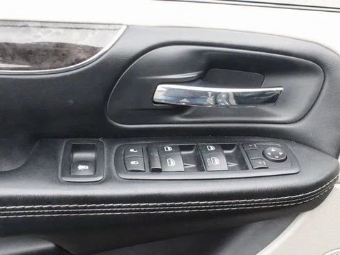 Used 2015 Chrysler Town & Country Touring image 43