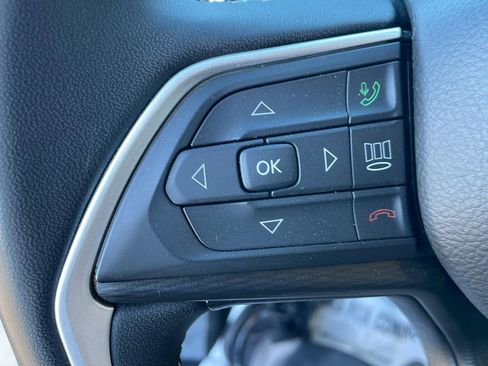 Used 2023 Jeep Grand Cherokee L Laredo image 14