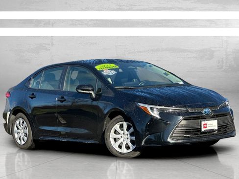 Used 2025 Toyota Corolla LE image 2