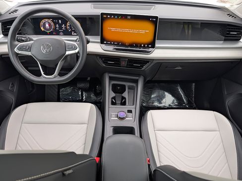 Used 2025 Volkswagen Tiguan SE AWD/4WD image 10