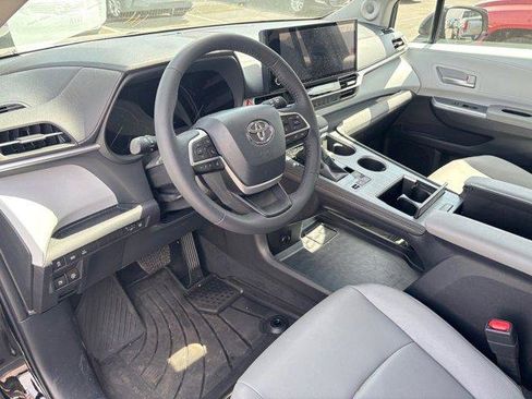 Used 2026 Toyota Sienna XLE image 7