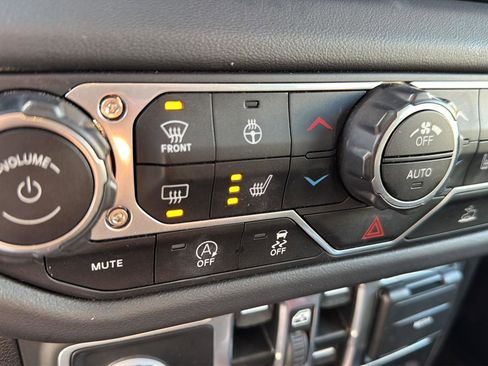 Used 2025 Jeep Wrangler Unlimited Sahara AWD/4WD image 26