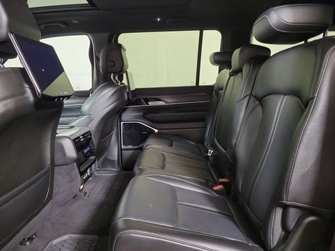 Used 2024 Jeep Wagoneer Series III w/ Premium Group I AWD/4WD image 23