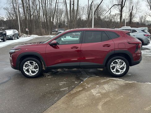 Used 2025 Chevrolet Trax LS w/ LS Convenience Package image 2