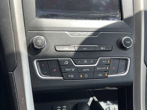Used 2020 Ford Fusion SE AWD/4WD image 19