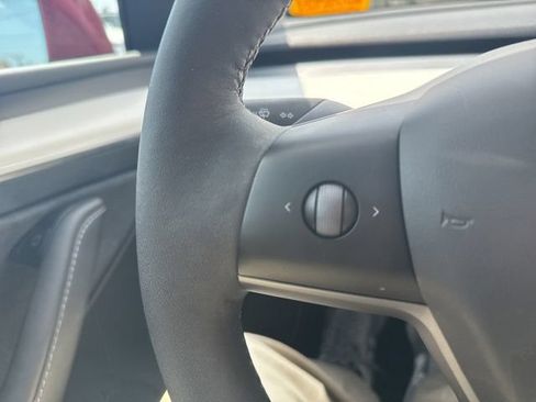 Used 2024 Tesla Model Y 2WD image 27